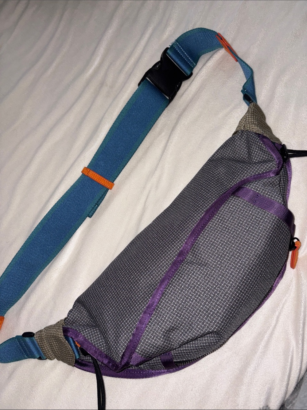 Flower Mountain color-blocked grey ripstop sling bag with a buckled strap - Picture 6 of 7